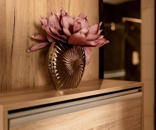 Nest Mirror Lägenhet *