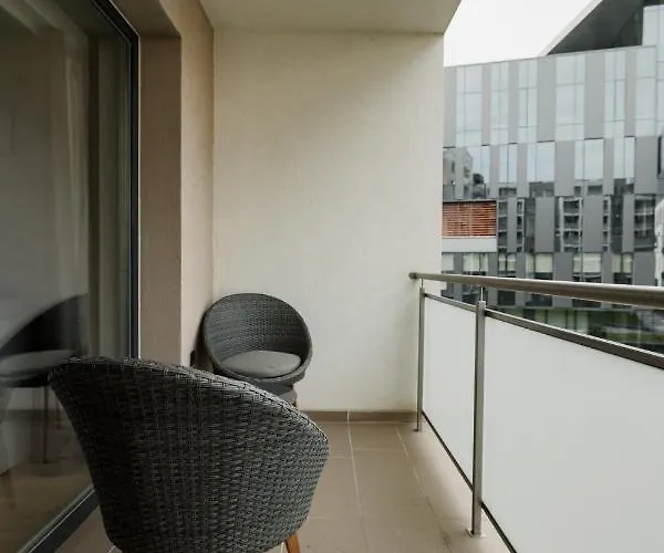 Nest Mirror Lägenhet *